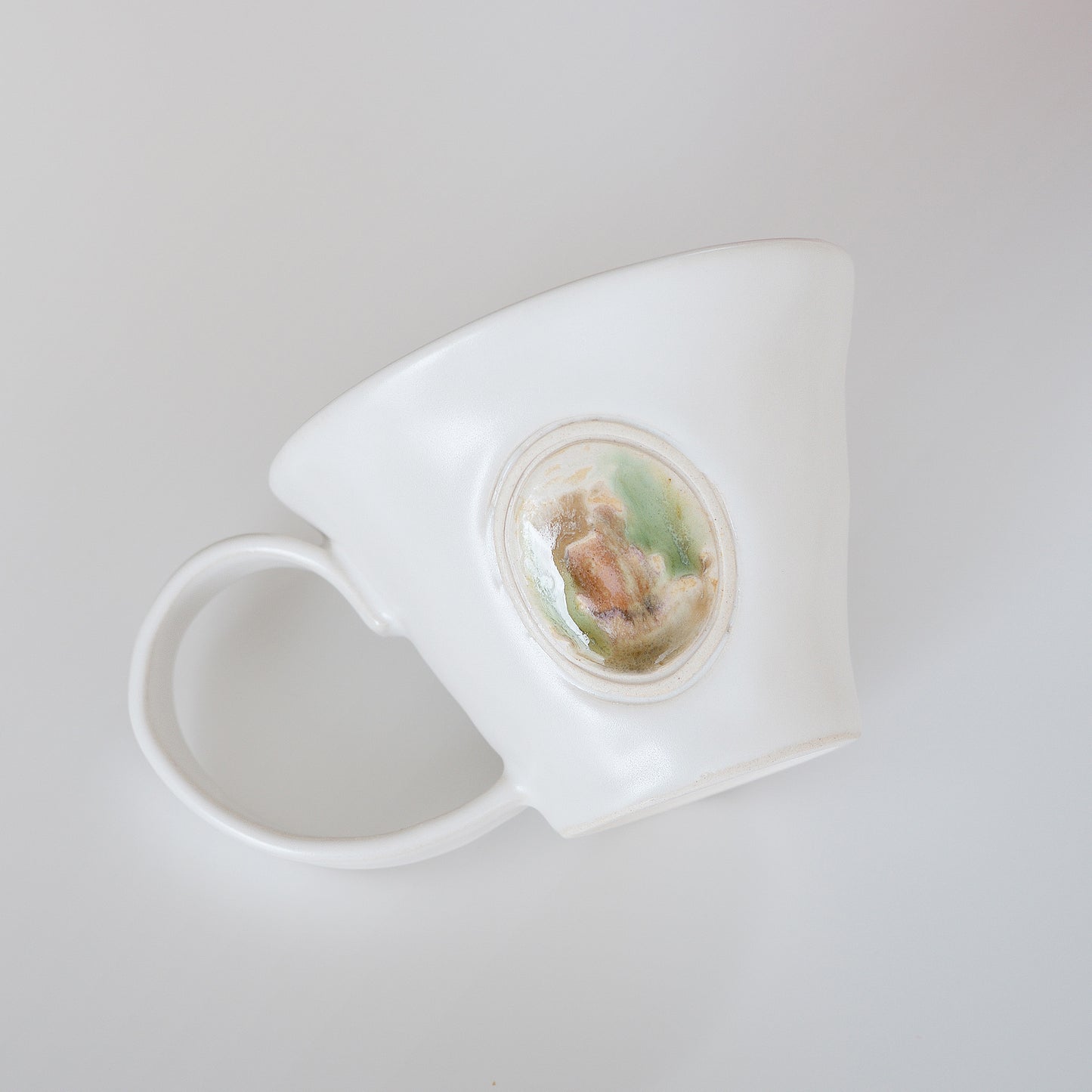 Slorence - Vignette Cup object 'Red brick building, London'