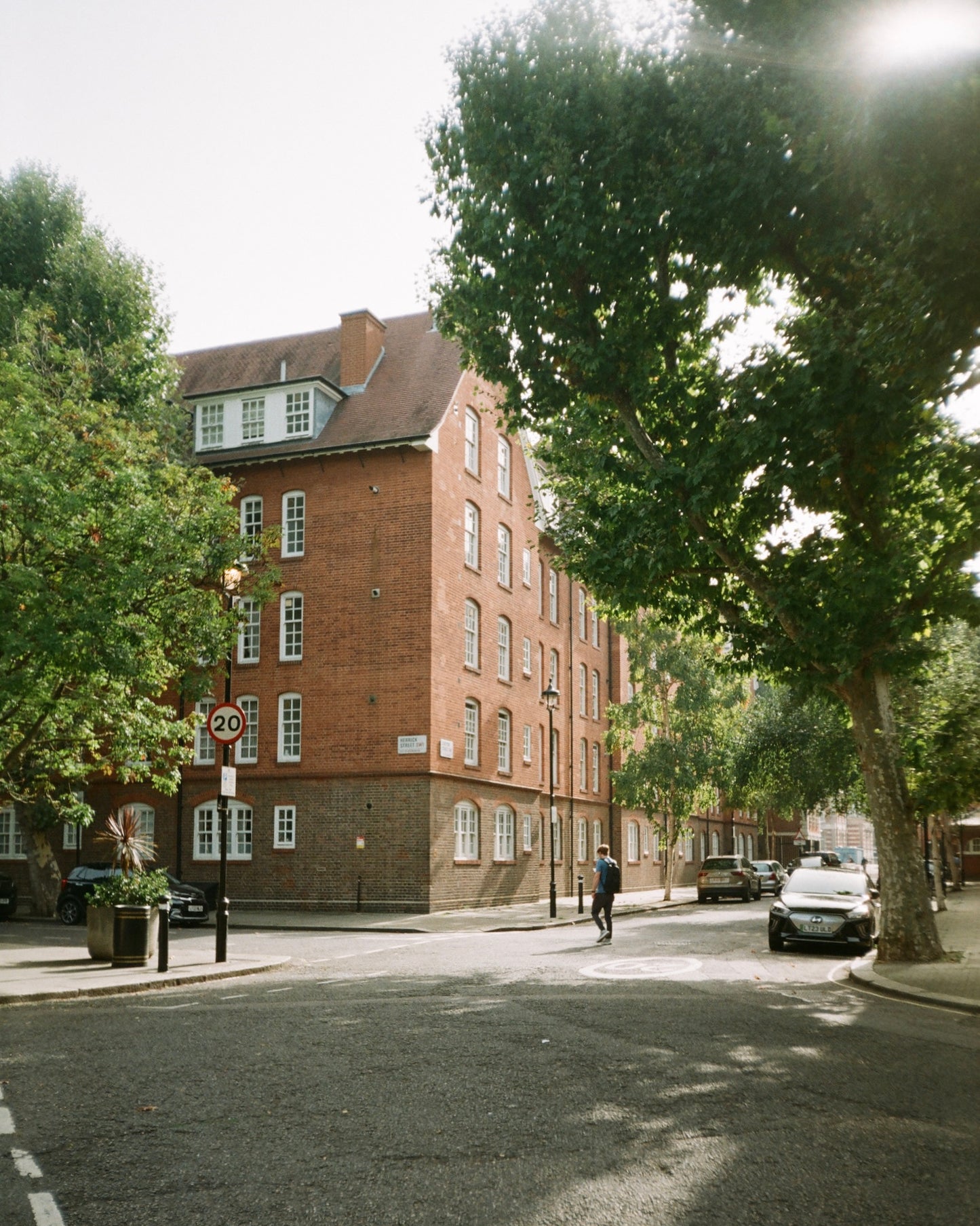 Slorence - Vignette Cup object 'Red brick building, London'