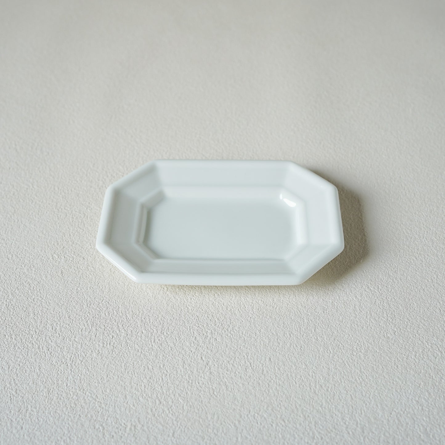 MUJAGI - Gloss Milk polygon plate