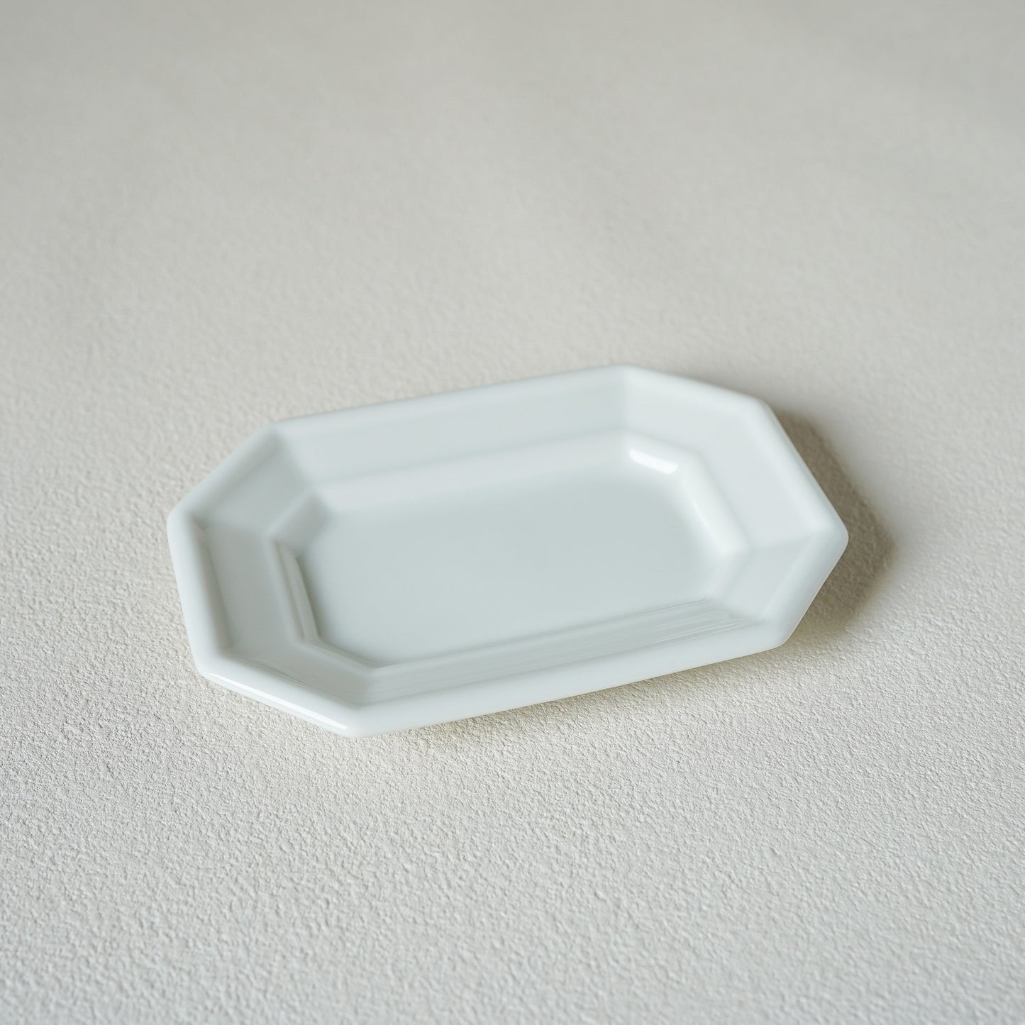 MUJAGI - Gloss Milk polygon plate