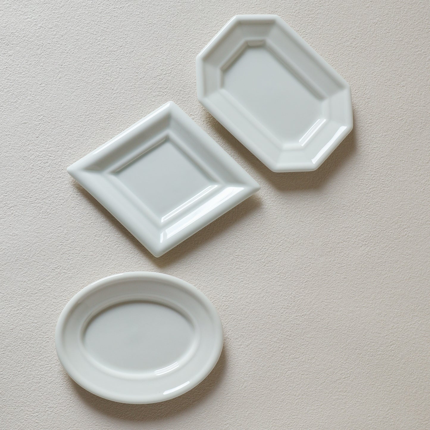 MUJAGI - Gloss Milk polygon plate