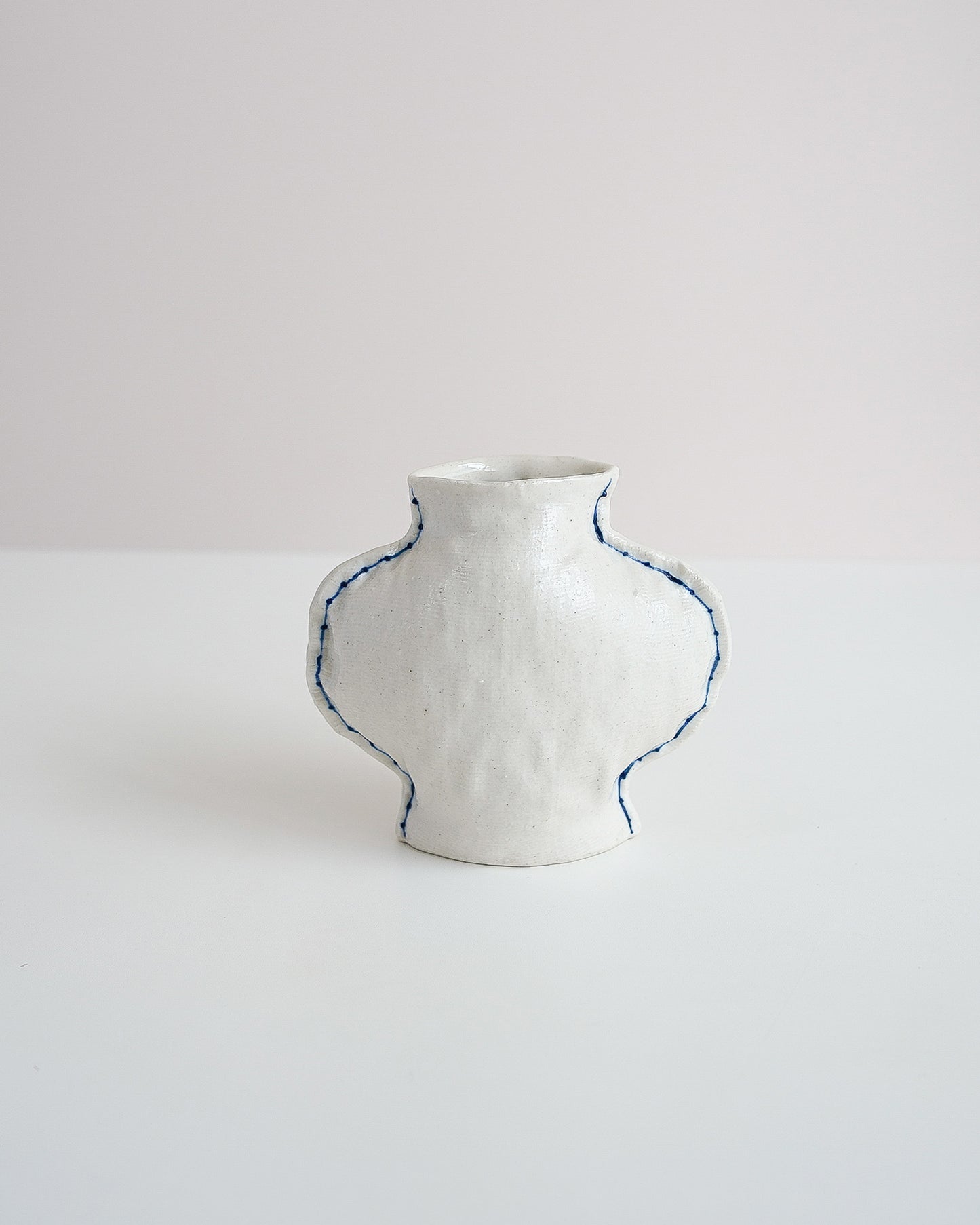 Fabramics - Round vase Backstitch